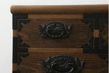 中古　高級品　国産工芸家具　躍動感ある龍の金具が魅力的なからくり付き総桐民芸箪笥(総桐箪笥、総桐たんす、和箪笥、収納タンス、整理タンス、引き出し)(R-074842)