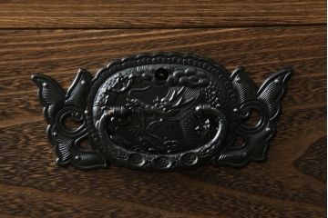 中古　高級品　国産工芸家具　躍動感ある龍の金具が魅力的なからくり付き総桐民芸箪笥(総桐箪笥、総桐たんす、和箪笥、収納タンス、整理タンス、引き出し)(R-074842)