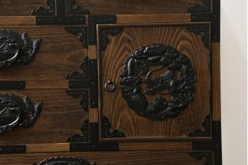 中古　高級品　国産工芸家具　躍動感ある龍の金具が魅力的なからくり付き総桐民芸箪笥(総桐箪笥、総桐たんす、和箪笥、収納タンス、整理タンス、引き出し)(R-074842)