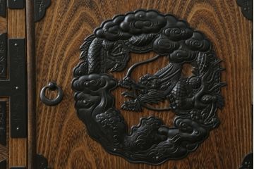 中古　高級品　国産工芸家具　躍動感ある龍の金具が魅力的なからくり付き総桐民芸箪笥(総桐箪笥、総桐たんす、和箪笥、収納タンス、整理タンス、引き出し)(R-074842)