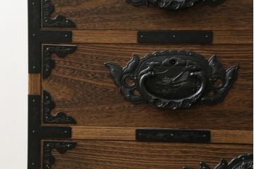中古　高級品　国産工芸家具　躍動感ある龍の金具が魅力的なからくり付き総桐民芸箪笥(総桐箪笥、総桐たんす、和箪笥、収納タンス、整理タンス、引き出し)(R-074842)