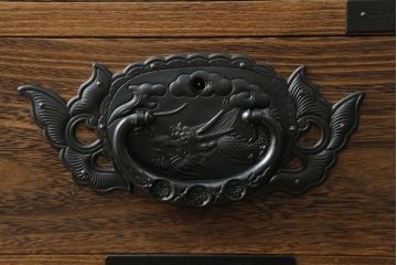 中古　高級品　国産工芸家具　躍動感ある龍の金具が魅力的なからくり付き総桐民芸箪笥(総桐箪笥、総桐たんす、和箪笥、収納タンス、整理タンス、引き出し)(R-074842)