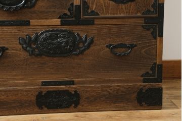 中古　高級品　国産工芸家具　躍動感ある龍の金具が魅力的なからくり付き総桐民芸箪笥(総桐箪笥、総桐たんす、和箪笥、収納タンス、整理タンス、引き出し)(R-074842)