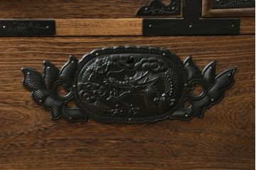 中古　高級品　国産工芸家具　躍動感ある龍の金具が魅力的なからくり付き総桐民芸箪笥(総桐箪笥、総桐たんす、和箪笥、収納タンス、整理タンス、引き出し)(R-074842)