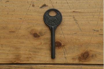 中古　高級品　国産工芸家具　躍動感ある龍の金具が魅力的なからくり付き総桐民芸箪笥(総桐箪笥、総桐たんす、和箪笥、収納タンス、整理タンス、引き出し)(R-074842)