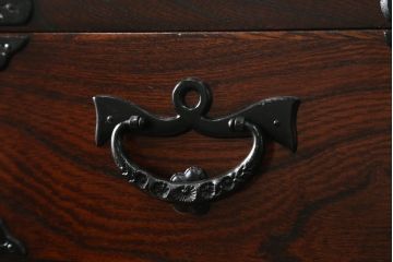 中古　美品　岩谷堂箪笥　漆塗り　力強い杢目と立派な金具が魅力的なサイドチェスト(引き出し、衣装箪笥、収納たんす、整理箪笥、和タンス)(R-069686)