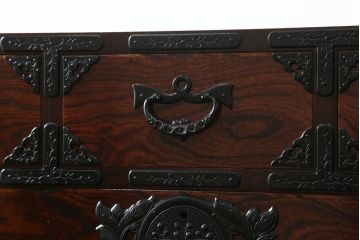 中古　美品　岩谷堂箪笥　漆塗り　力強い杢目と立派な金具が魅力的なサイドチェスト(引き出し、衣装箪笥、収納たんす、整理箪笥、和タンス)(R-069686)