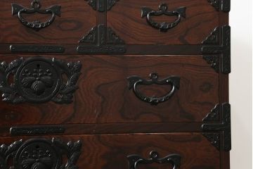 中古　美品　岩谷堂箪笥　漆塗り　力強い杢目と立派な金具が魅力的なサイドチェスト(引き出し、衣装箪笥、収納たんす、整理箪笥、和タンス)(R-069686)