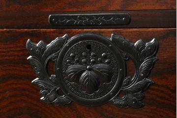 中古　美品　岩谷堂箪笥　漆塗り　力強い杢目と立派な金具が魅力的なサイドチェスト(引き出し、衣装箪笥、収納たんす、整理箪笥、和タンス)(R-069686)