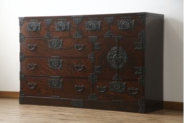 中古　超美品!!　岩谷堂箪笥　力強い木目と重厚感のある金具が目を惹く和箪笥(引き出し、サイドボード、サイドチェスト、収納箪笥、衣装箪笥、整理箪笥)(R-074852)