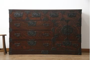 中古　超美品!!　岩谷堂箪笥　力強い木目と重厚感のある金具が目を惹く和箪笥(引き出し、サイドボード、サイドチェスト、収納箪笥、衣装箪笥、整理箪笥)(R-074852)