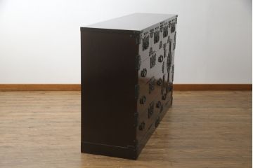 中古　超美品!!　岩谷堂箪笥　力強い木目と重厚感のある金具が目を惹く和箪笥(引き出し、サイドボード、サイドチェスト、収納箪笥、衣装箪笥、整理箪笥)(R-074852)