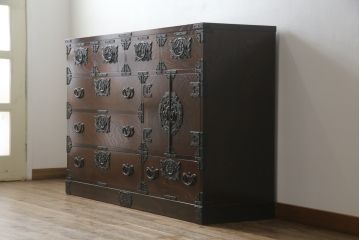 中古　超美品!!　岩谷堂箪笥　力強い木目と重厚感のある金具が目を惹く和箪笥(引き出し、サイドボード、サイドチェスト、収納箪笥、衣装箪笥、整理箪笥)(R-074852)