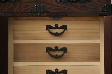 中古　超美品!!　岩谷堂箪笥　力強い木目と重厚感のある金具が目を惹く和箪笥(引き出し、サイドボード、サイドチェスト、収納箪笥、衣装箪笥、整理箪笥)(R-074852)