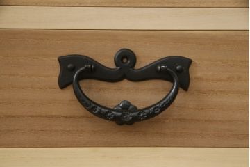 中古　超美品!!　岩谷堂箪笥　力強い木目と重厚感のある金具が目を惹く和箪笥(引き出し、サイドボード、サイドチェスト、収納箪笥、衣装箪笥、整理箪笥)(R-074852)