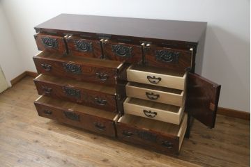 中古　超美品!!　岩谷堂箪笥　力強い木目と重厚感のある金具が目を惹く和箪笥(引き出し、サイドボード、サイドチェスト、収納箪笥、衣装箪笥、整理箪笥)(R-074852)