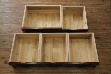中古　超美品!!　岩谷堂箪笥　力強い木目と重厚感のある金具が目を惹く和箪笥(引き出し、サイドボード、サイドチェスト、収納箪笥、衣装箪笥、整理箪笥)(R-074852)