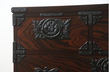 中古　超美品!!　岩谷堂箪笥　力強い木目と重厚感のある金具が目を惹く和箪笥(引き出し、サイドボード、サイドチェスト、収納箪笥、衣装箪笥、整理箪笥)(R-074852)