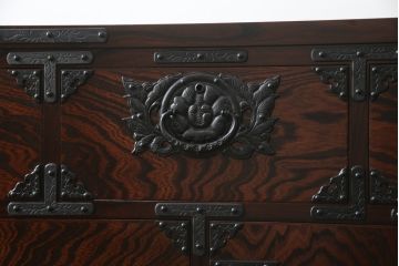中古　超美品!!　岩谷堂箪笥　力強い木目と重厚感のある金具が目を惹く和箪笥(引き出し、サイドボード、サイドチェスト、収納箪笥、衣装箪笥、整理箪笥)(R-074852)