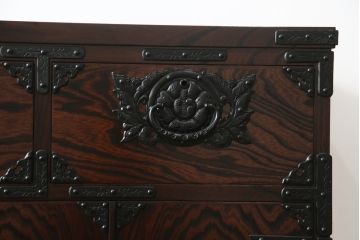 中古　超美品!!　岩谷堂箪笥　力強い木目と重厚感のある金具が目を惹く和箪笥(引き出し、サイドボード、サイドチェスト、収納箪笥、衣装箪笥、整理箪笥)(R-074852)