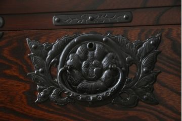 中古　超美品!!　岩谷堂箪笥　力強い木目と重厚感のある金具が目を惹く和箪笥(引き出し、サイドボード、サイドチェスト、収納箪笥、衣装箪笥、整理箪笥)(R-074852)