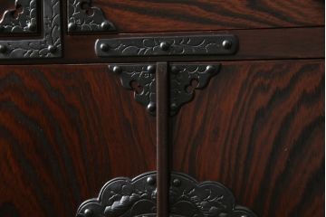 中古　超美品!!　岩谷堂箪笥　力強い木目と重厚感のある金具が目を惹く和箪笥(引き出し、サイドボード、サイドチェスト、収納箪笥、衣装箪笥、整理箪笥)(R-074852)