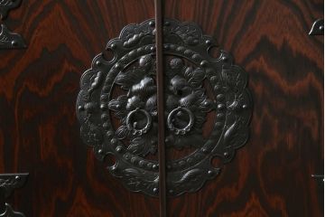 中古　超美品!!　岩谷堂箪笥　力強い木目と重厚感のある金具が目を惹く和箪笥(引き出し、サイドボード、サイドチェスト、収納箪笥、衣装箪笥、整理箪笥)(R-074852)