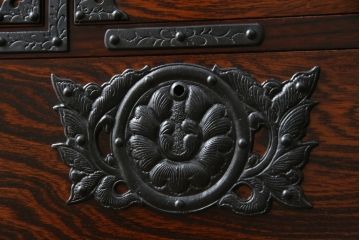 中古　超美品!!　岩谷堂箪笥　力強い木目と重厚感のある金具が目を惹く和箪笥(引き出し、サイドボード、サイドチェスト、収納箪笥、衣装箪笥、整理箪笥)(R-074852)