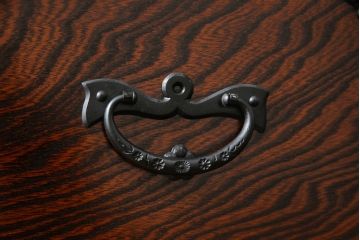 中古　超美品!!　岩谷堂箪笥　力強い木目と重厚感のある金具が目を惹く和箪笥(引き出し、サイドボード、サイドチェスト、収納箪笥、衣装箪笥、整理箪笥)(R-074852)