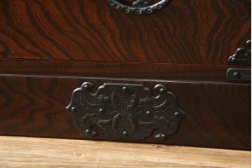 中古　超美品!!　岩谷堂箪笥　力強い木目と重厚感のある金具が目を惹く和箪笥(引き出し、サイドボード、サイドチェスト、収納箪笥、衣装箪笥、整理箪笥)(R-074852)