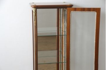 中古　美品!!　MARCONI ARTE(マルコーニ アルテ)　細部まで凝ったデザインが目を惹く縦型キュリオケース(飾り棚、ガラスケース、ショーケース、コレクションケース、キャビネット)(R-074853)