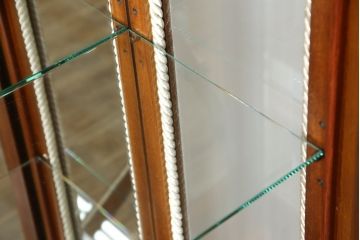 中古　美品!!　MARCONI ARTE(マルコーニ アルテ)　細部まで凝ったデザインが目を惹く縦型キュリオケース(飾り棚、ガラスケース、ショーケース、コレクションケース、キャビネット)(R-074853)