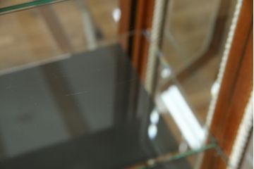 中古　美品!!　MARCONI ARTE(マルコーニ アルテ)　細部まで凝ったデザインが目を惹く縦型キュリオケース(飾り棚、ガラスケース、ショーケース、コレクションケース、キャビネット)(R-074853)