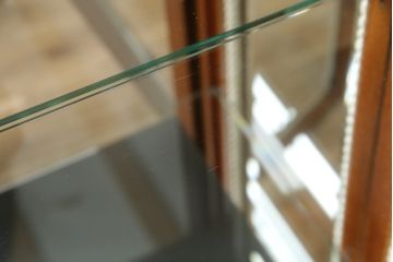 中古　美品!!　MARCONI ARTE(マルコーニ アルテ)　細部まで凝ったデザインが目を惹く縦型キュリオケース(飾り棚、ガラスケース、ショーケース、コレクションケース、キャビネット)(R-074853)