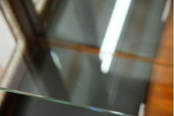 中古　美品!!　MARCONI ARTE(マルコーニ アルテ)　細部まで凝ったデザインが目を惹く縦型キュリオケース(飾り棚、ガラスケース、ショーケース、コレクションケース、キャビネット)(R-074853)