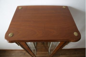 中古　美品!!　MARCONI ARTE(マルコーニ アルテ)　細部まで凝ったデザインが目を惹く縦型キュリオケース(飾り棚、ガラスケース、ショーケース、コレクションケース、キャビネット)(R-074853)