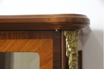 中古　美品!!　MARCONI ARTE(マルコーニ アルテ)　細部まで凝ったデザインが目を惹く縦型キュリオケース(飾り棚、ガラスケース、ショーケース、コレクションケース、キャビネット)(R-074853)
