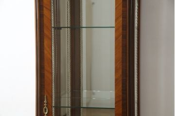 中古　美品!!　MARCONI ARTE(マルコーニ アルテ)　細部まで凝ったデザインが目を惹く縦型キュリオケース(飾り棚、ガラスケース、ショーケース、コレクションケース、キャビネット)(R-074853)
