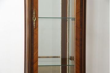 中古　美品!!　MARCONI ARTE(マルコーニ アルテ)　細部まで凝ったデザインが目を惹く縦型キュリオケース(飾り棚、ガラスケース、ショーケース、コレクションケース、キャビネット)(R-074853)