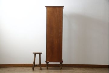 中古　美品!!　MARCONI ARTE(マルコーニ アルテ)　細部まで凝ったデザインが目を惹く縦型キュリオケース(飾り棚、ガラスケース、ショーケース、コレクションケース、キャビネット)(R-074853)