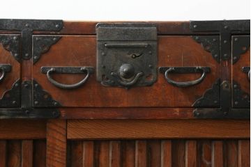 和製アンティーク　三方欅(ケヤキ)材　使い込まれた風合いが魅力的な帳場箪笥(時代箪笥、和タンス、収納たんす、整理箪笥、引き出し)(R-074854)