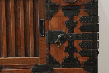 和製アンティーク　三方欅(ケヤキ)材　使い込まれた風合いが魅力的な帳場箪笥(時代箪笥、和タンス、収納たんす、整理箪笥、引き出し)(R-074854)