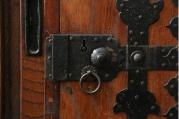 和製アンティーク　三方欅(ケヤキ)材　使い込まれた風合いが魅力的な帳場箪笥(時代箪笥、和タンス、収納たんす、整理箪笥、引き出し)(R-074854)