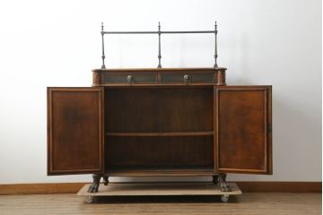 中古　イギリス高級家具　THEODORE ALEXANDER(セオドア・アレキサンダー)　クラシカルなデザインと落ち着きのある佇まいが魅力のサイドキャビネット(サイドボード、収納棚、戸棚、英国)(定価約80万円)(R-074858)