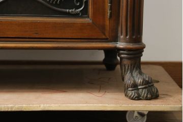 中古　イギリス高級家具　THEODORE ALEXANDER(セオドア・アレキサンダー)　クラシカルなデザインと落ち着きのある佇まいが魅力のサイドキャビネット(サイドボード、収納棚、戸棚、英国)(定価約80万円)(R-074858)