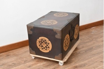 和製アンティーク　模様入りの金具や家紋が品格ある挟み箱　(R-074861)