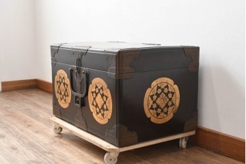 和製アンティーク　模様入りの金具や家紋が品格ある挟み箱　(R-074861)