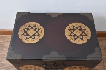 和製アンティーク　模様入りの金具や家紋が品格ある挟み箱　(R-074861)