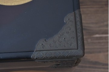和製アンティーク　模様入りの金具や家紋が品格ある挟み箱　(R-074861)