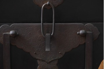 和製アンティーク　模様入りの金具や家紋が品格ある挟み箱　(R-074861)